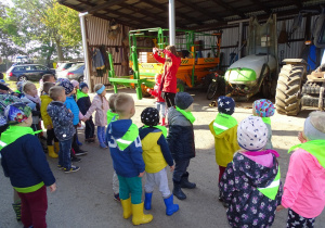 13 Dzieci oglądają maszyny rolnicze